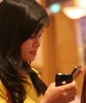 Viet Nam's major mobile service providers have prepared solutions and staff to ensure smooth communications during the Lunar New Year holiday. (Photo: VNA)